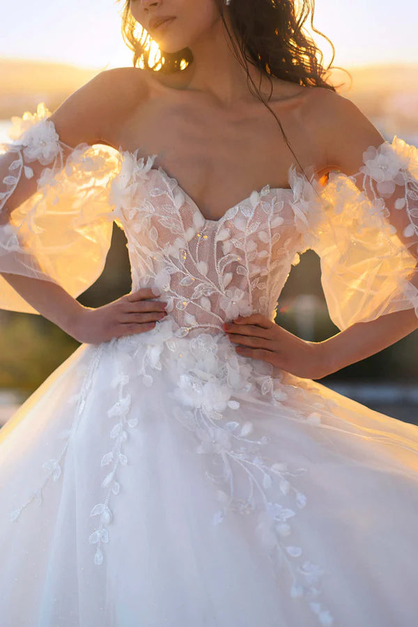 Abito da sposa in stile rurale con maniche lunghe, scollo a cuore e applicazioni in pizzo 3D